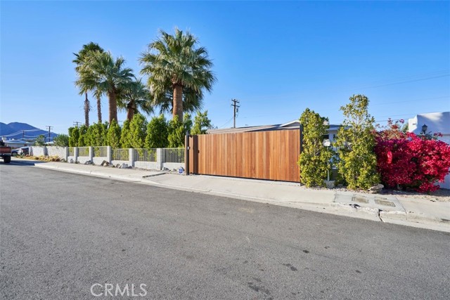 Detail Gallery Image 10 of 49 For 378 W Sunview Ave, Palm Springs,  CA 92262 - 4 Beds | 2 Baths