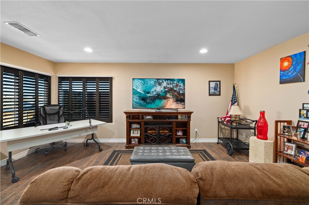 https://media.crmls.org/medias/a0961cb9-883c-4ef1-a1e4-c85ee245db1c.jpg?preset=X-Large