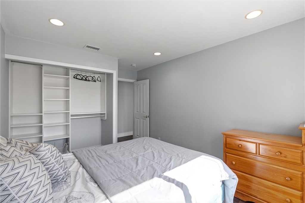 https://media.crmls.org/medias/a09962e7-f36a-4767-b89d-a056d9e3de42.jpg?preset=X-Large