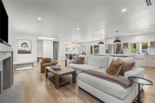 240 W Gainsborough Road, Thousand Oaks CA: https://media.crmls.org/medias/a09ad486-f648-4999-929f-a418a66ac269.jpg