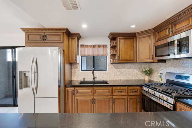 Detail Gallery Image 4 of 28 For 9635 Sepulveda Bld #1,  North Hills,  CA 91343 - 3 Beds | 2/1 Baths