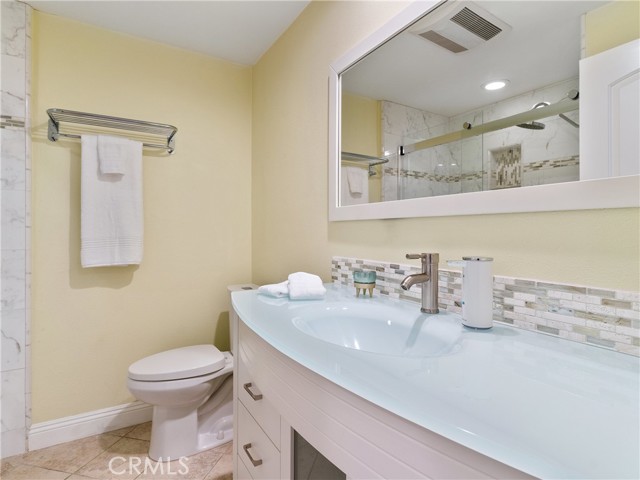 Guest bathroom.