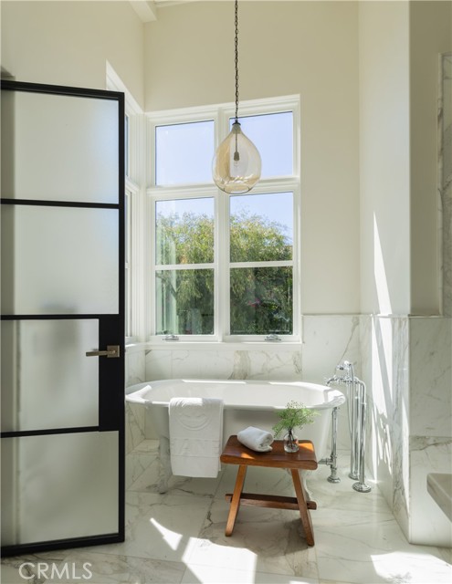 2217 Laurel Place, Newport Beach CA: https://media.crmls.org/medias/a0a86cf6-c369-4a6b-83c1-49212c243022.jpg