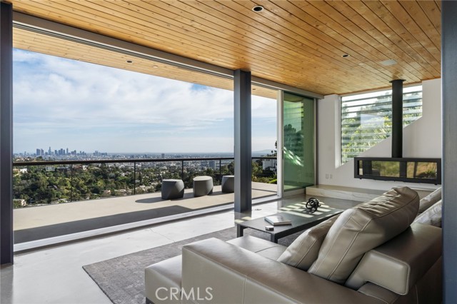 Detail Gallery Image 18 of 52 For 2917 Durand Dr, Los Angeles,  CA 90068 - 3 Beds | 2/1 Baths