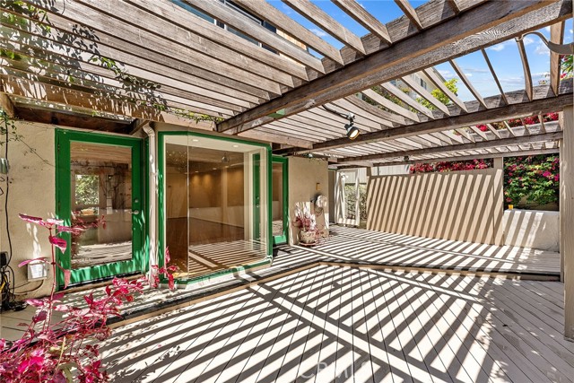 11053 Strathmore Drive, Westwood - Century City CA: https://media.crmls.org/medias/a0b06d32-f5a0-45c9-9f92-77e87112edcb.jpg