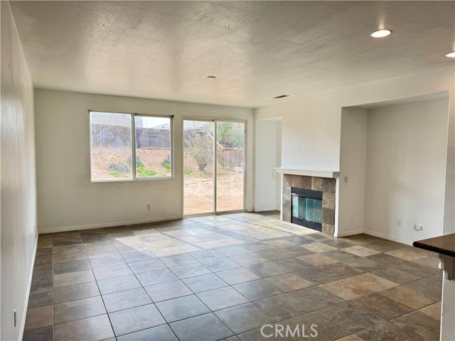 Detail Gallery Image 5 of 25 For 13831 Coolidge, Oak Hills,  CA 92344 - 3 Beds | 2 Baths