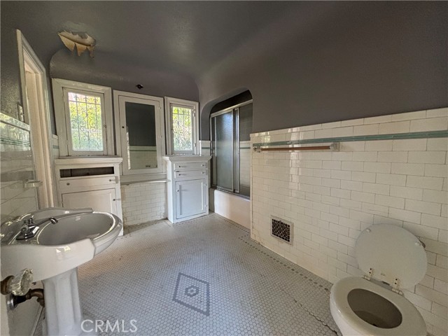 Detail Gallery Image 17 of 33 For 2329 N Edgemont, Los Angeles,  CA 90027 - 5 Beds | 3 Baths