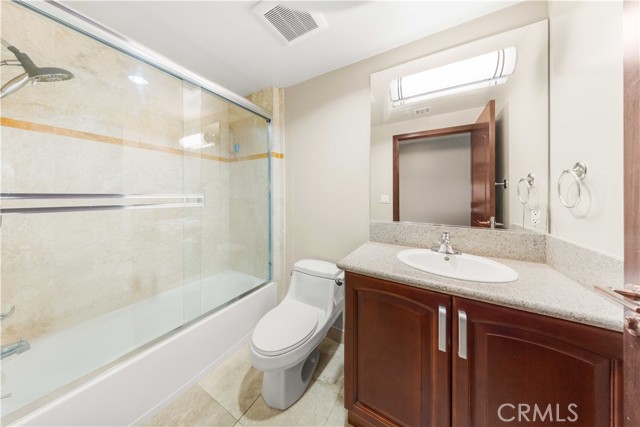 Detail Gallery Image 36 of 53 For 11218 Camarillo St #404,  Toluca Lake,  CA 91602 - 3 Beds | 3 Baths