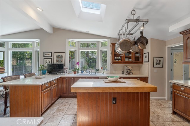 Detail Gallery Image 15 of 33 For 3818 Hayvenhurst Ave, Encino,  CA 91436 - 4 Beds | 3 Baths