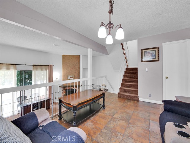 Detail Gallery Image 5 of 31 For 18425 Saticoy St #1,  Reseda,  CA 91335 - 3 Beds | 2/1 Baths