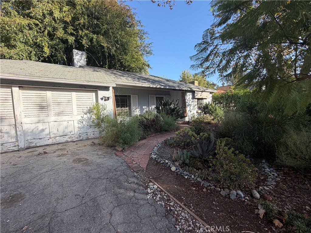 1110 S Los Robles — architectural residence