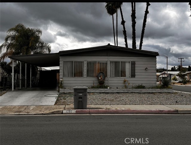 1797 W Johnston, Hemet CA: https://media.crmls.org/medias/a0be1701-bf0f-4527-a917-bda43be9e5b6.jpg