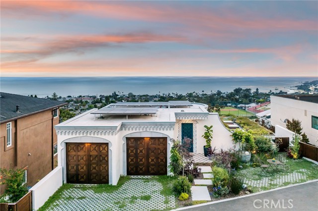 Detail Gallery Image 1 of 42 For 825 Coast View Dr, Laguna Beach,  CA 92651 - 3 Beds | 3/1 Baths