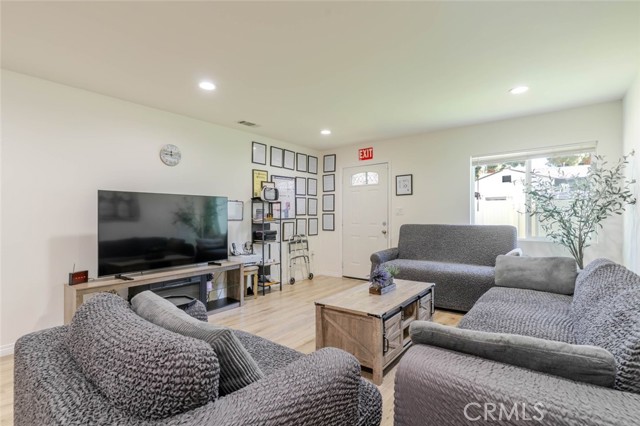 7315 Jamieson Avenue, Reseda CA: https://media.crmls.org/medias/a0c61adc-58a5-4969-b251-8f5bfe6b928d.jpg