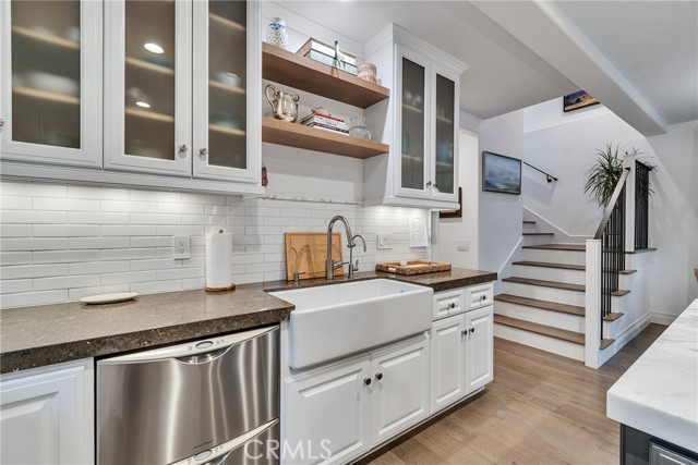 613 Larkspur Avenue, Corona del Mar CA: https://media.crmls.org/medias/a0cb0ea2-95db-4071-8ae1-01824dd0a248.jpg