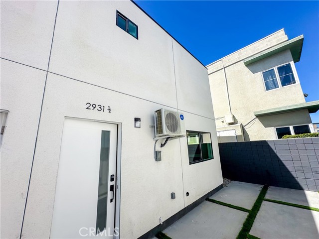 Detail Gallery Image 4 of 5 For 2931 S Redondo Bld, Los Angeles,  CA 90019 - 3 Beds | 3/1 Baths