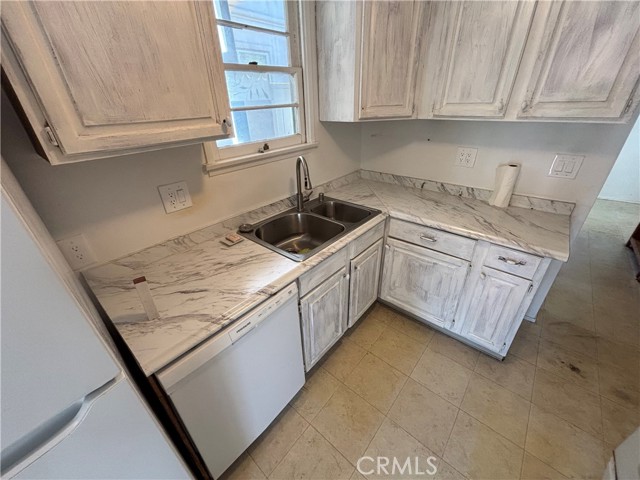 218 N Broadway, Redondo Beach CA: https://media.crmls.org/medias/a0d50983-73b6-429d-af88-c68ada864520.jpg