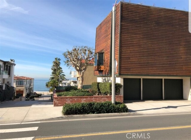 2513 Manhattan Ave. Manhattan Beach, California Beautiful ocean views, 2 bedroom, 2 bath in Manhattan Beach-Steps from the sand.
Unfurnished, 2 story, triplex, 2 bedrooms, 2 baths, full ocean view. Steps to beach. One car parking in garage, quiet neighborhood, refrigerator, stove, dishwasher fireplace, balcony. Very private. Washer & dryer on premises, cable & FIOS ready, granite counter tops, tile floors in kitchen and bathrooms, wood flooring, beam ceilings, bright interior. Walking distance to Manhattan Beach pier. Paid water & trash. No pets. No smoking. One-year lease. Ideally suited for one individual.