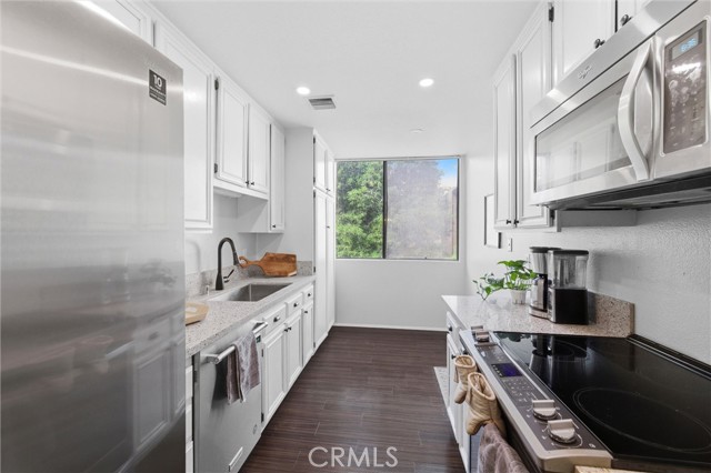 Detail Gallery Image 13 of 31 For 4275 via Arbolada #210,  Los Angeles,  CA 90042 - 2 Beds | 2 Baths