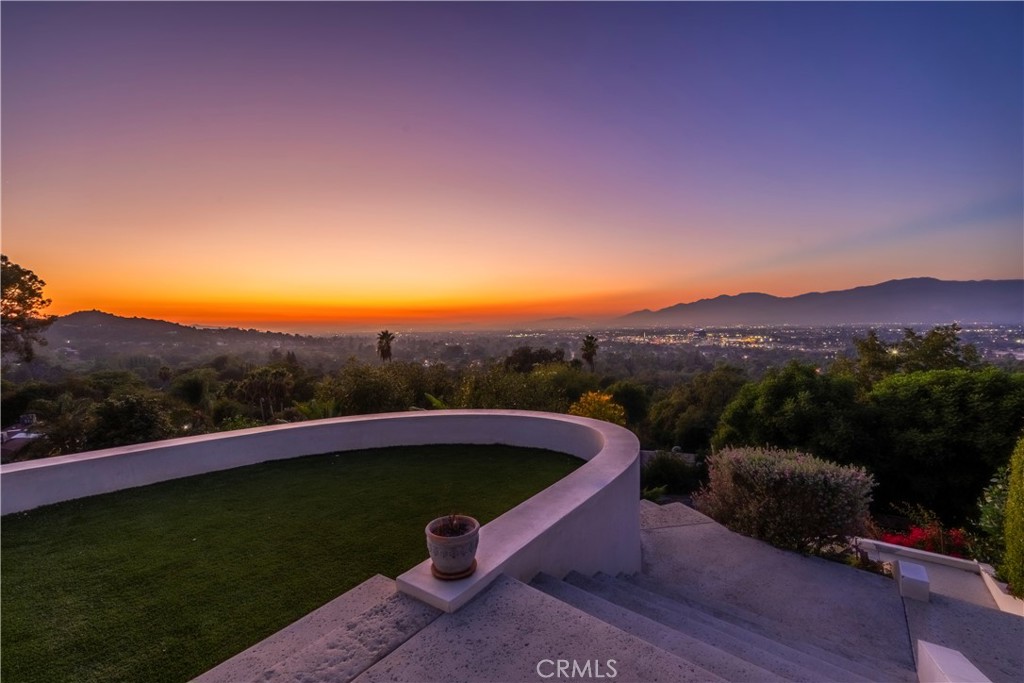 https://media.crmls.org/medias/a0e171e3-2873-4779-8b2e-3685a1288755.jpg?preset=X-Large