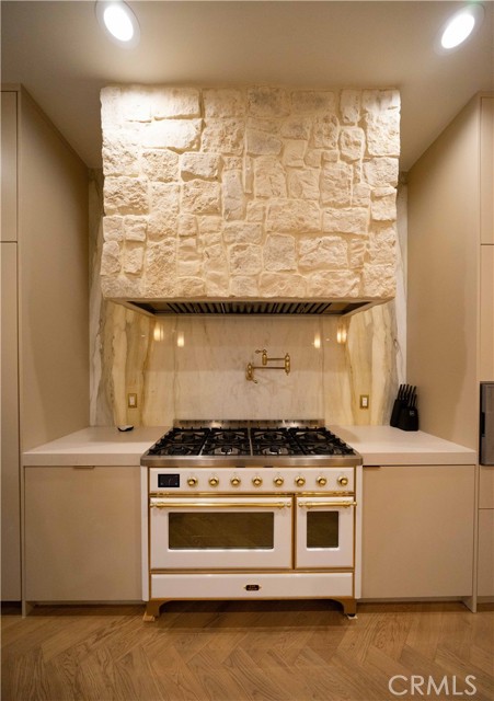 Detail Gallery Image 29 of 74 For 17437 Oak Creek Ct, Encino,  CA 91316 - 5 Beds | 5/1 Baths