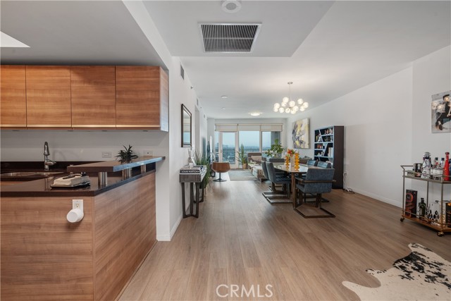 3785 Wilshire Boulevard, Los Angeles CA: https://media.crmls.org/medias/a0e55692-3602-4998-bdbb-e326702b84ff.jpg