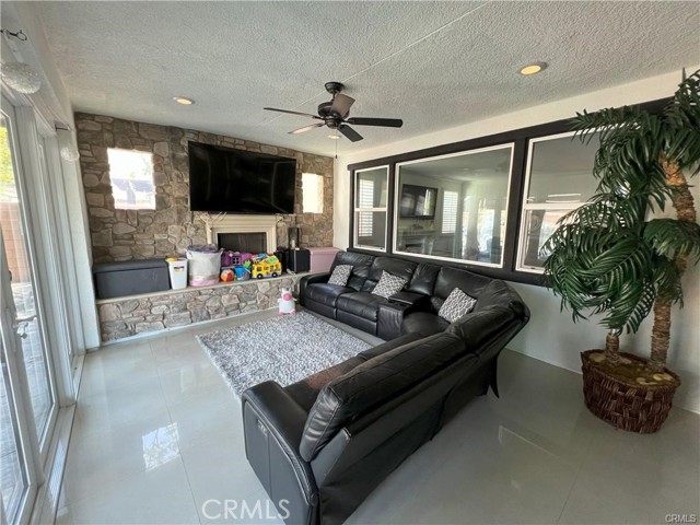 4866 Stoneglen Avenue, Fontana CA: https://media.crmls.org/medias/a0e5ba08-acaa-4163-9ea8-1f24698819b2.jpg