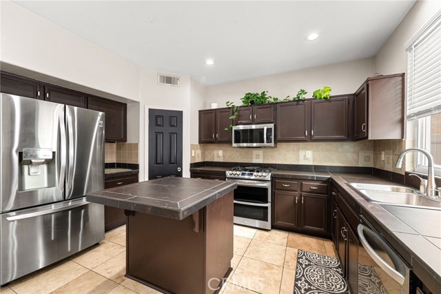 Detail Gallery Image 16 of 55 For 3905 Posada Ct, Oceanside,  CA 92058 - 3 Beds | 3 Baths