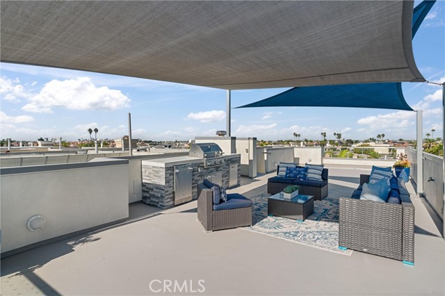 Massive 4th floor rooftop deck with ocean views