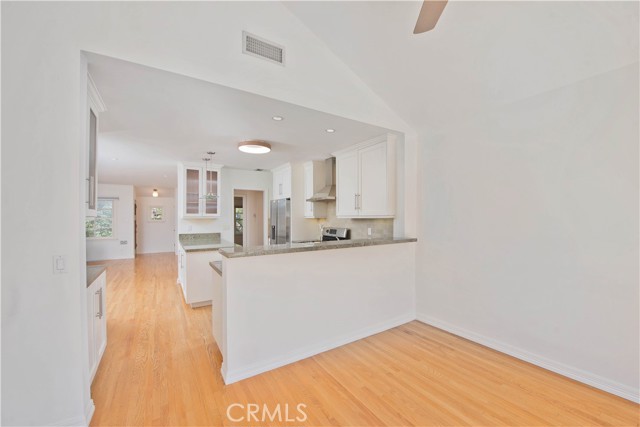 Detail Gallery Image 11 of 44 For 13964 Peach Grove St, Sherman Oaks,  CA 91423 - 3 Beds | 3 Baths