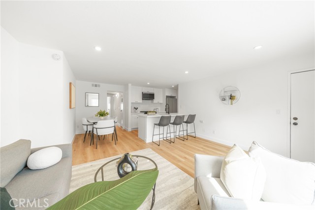 Detail Gallery Image 3 of 32 For 957 S Gramercy Dr #105,  Los Angeles,  CA 90019 - 2 Beds | 2 Baths