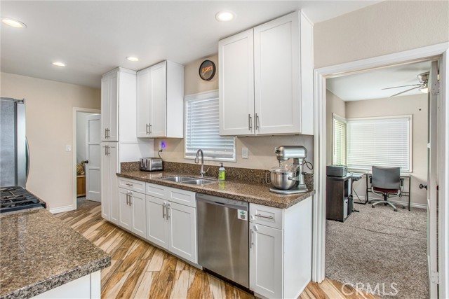 Detail Gallery Image 11 of 29 For 2215 Northbend St, Riverside,  CA 92501 - 3 Beds | 1 Baths