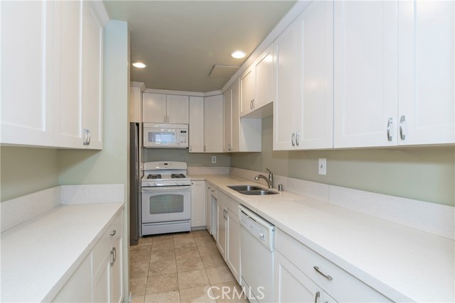 Detail Gallery Image 11 of 33 For 24121 High Knob #C,  Diamond Bar,  CA 91765 - 2 Beds | 2/1 Baths
