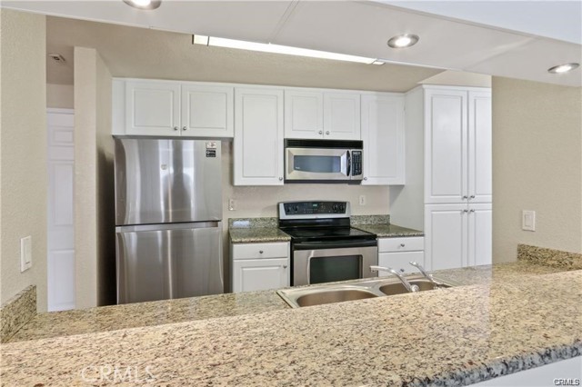 Detail Gallery Image 3 of 21 For 838 Pine Ave #402,  Long Beach,  CA 90813 - 2 Beds | 2 Baths