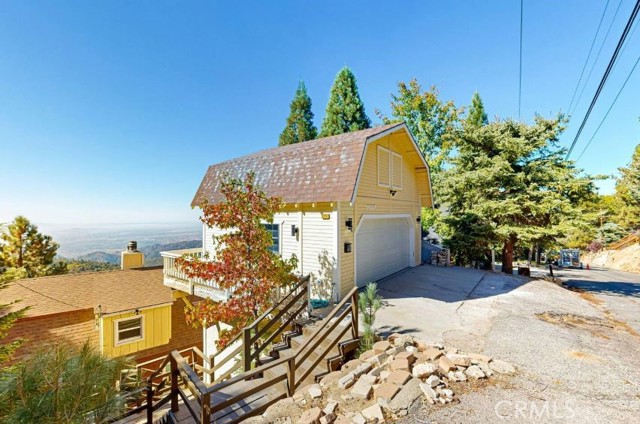 Detail Gallery Image 4 of 49 For 1960 Willow Dr, Running Springs,  CA 92382 - 4 Beds | 3 Baths