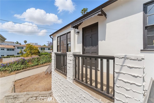 1327 S Burnside Avenue, Los Angeles CA: https://media.crmls.org/medias/a0f15a33-ebf3-4338-88d7-a2bca37fbc49.jpg