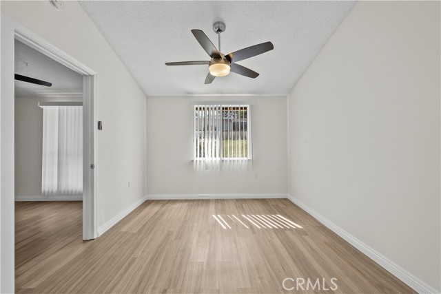 Detail Gallery Image 10 of 36 For 19156 Avenue of the Oaks #B,  Newhall,  CA 91321 - 2 Beds | 1/1 Baths