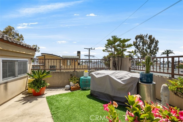 Detail Gallery Image 15 of 16 For 505 1/2 Marigold Ave, Corona Del Mar,  CA 92625 - 2 Beds | 2/1 Baths
