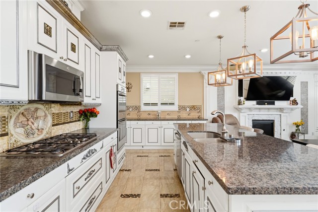 Detail Gallery Image 11 of 64 For 15507 Vanilla Bean Ln, Fontana,  CA 92336 - 4 Beds | 3/1 Baths