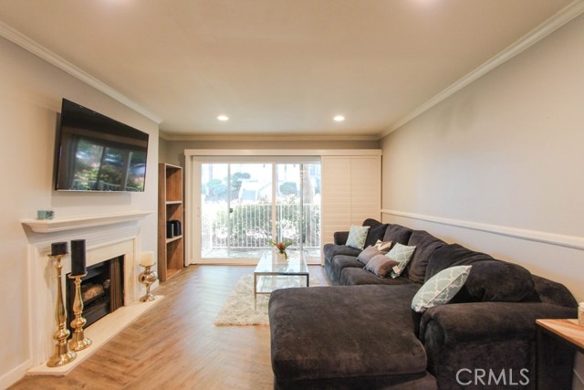 Detail Gallery Image 2 of 19 For 200 Mcneil Ln #102,  Newport Beach,  CA 92663 - 2 Beds | 2 Baths