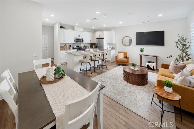 Detail Gallery Image 3 of 35 For 22812 Harvest Mill, Saugus,  CA 91350 - 3 Beds | 3 Baths