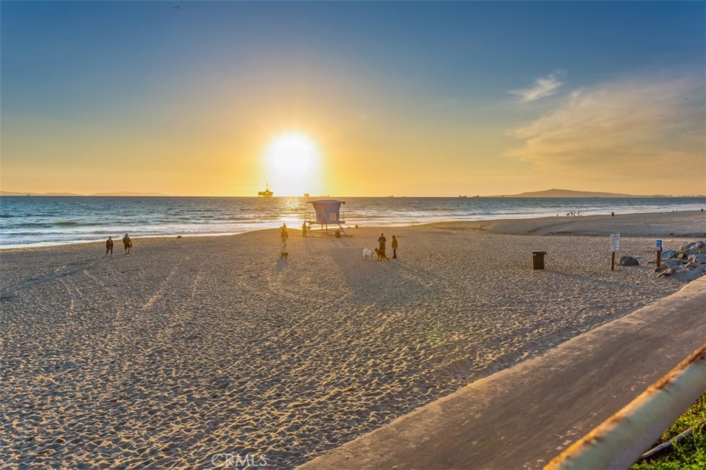 https://media.crmls.org/medias/a1032b42-e1f8-4173-b1e5-26416b156cb7.jpg?preset=X-Large