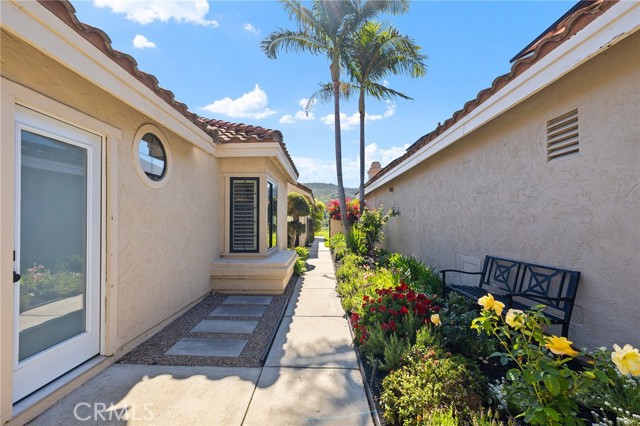 29122 Laurel Valley Drive, Vista CA: https://media.crmls.org/medias/a108508b-084f-4f78-8118-74c67e044253.jpg