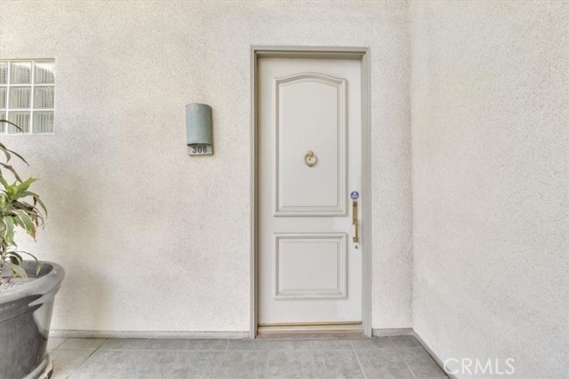 390 S Sepulveda Boulevard, Brentwood CA: https://media.crmls.org/medias/a10936f9-c1ba-4f3d-9220-b6de6f7fc215.jpg