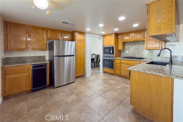 Detail Gallery Image 14 of 55 For 1215 Date Palm Dr, Palmdale,  CA 93551 - 4 Beds | 3 Baths