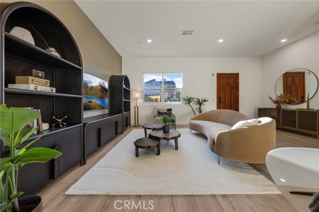 Detail Gallery Image 8 of 21 For 126 N New Ave #8,  Monterey Park,  CA 91755 - 3 Beds | 2/1 Baths