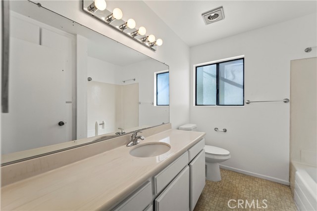 Detail Gallery Image 10 of 28 For 15000 Halldale Ave #101,  Gardena,  CA 90247 - 2 Beds | 2 Baths