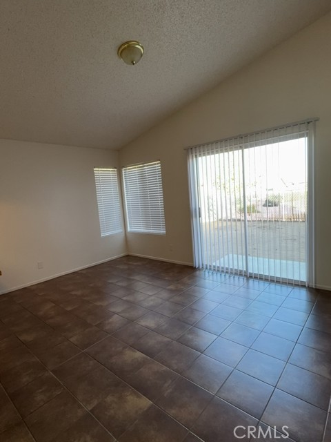 Detail Gallery Image 13 of 27 For 13624 Copperstone Dr, Victorville,  CA 92392 - 3 Beds | 2 Baths