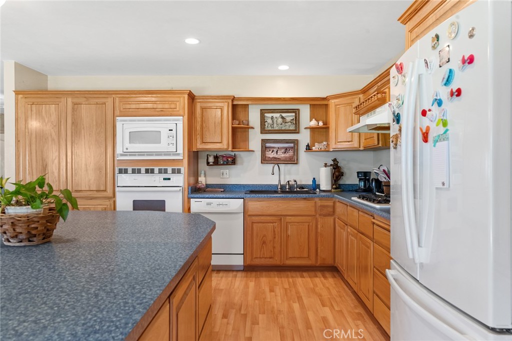 https://media.crmls.org/medias/a10e5a98-edfb-49ca-bd5e-f41371cf12d2.jpg?preset=X-Large