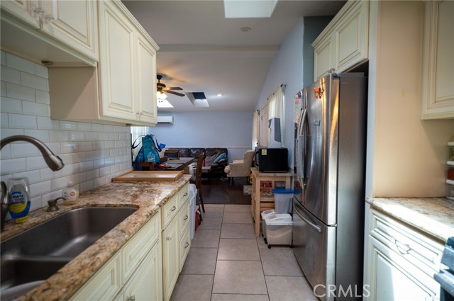 Detail Gallery Image 8 of 18 For 161 N Cota St, Corona,  CA 92882 - 2 Beds | 1 Baths